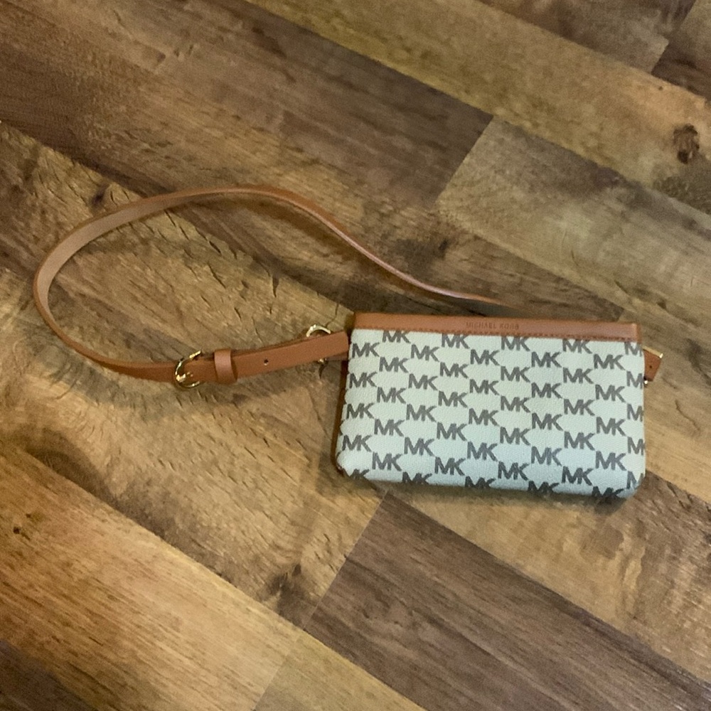 Michael Kors, Brown Around the Waist